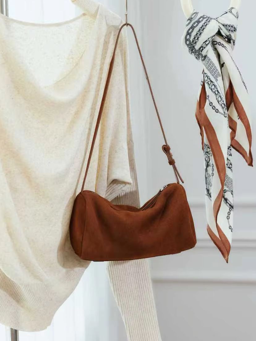 マットスエード牛革シリンダーショルダークロスボディバッグレト - Women Bags 2026 Trends のレビューと価格