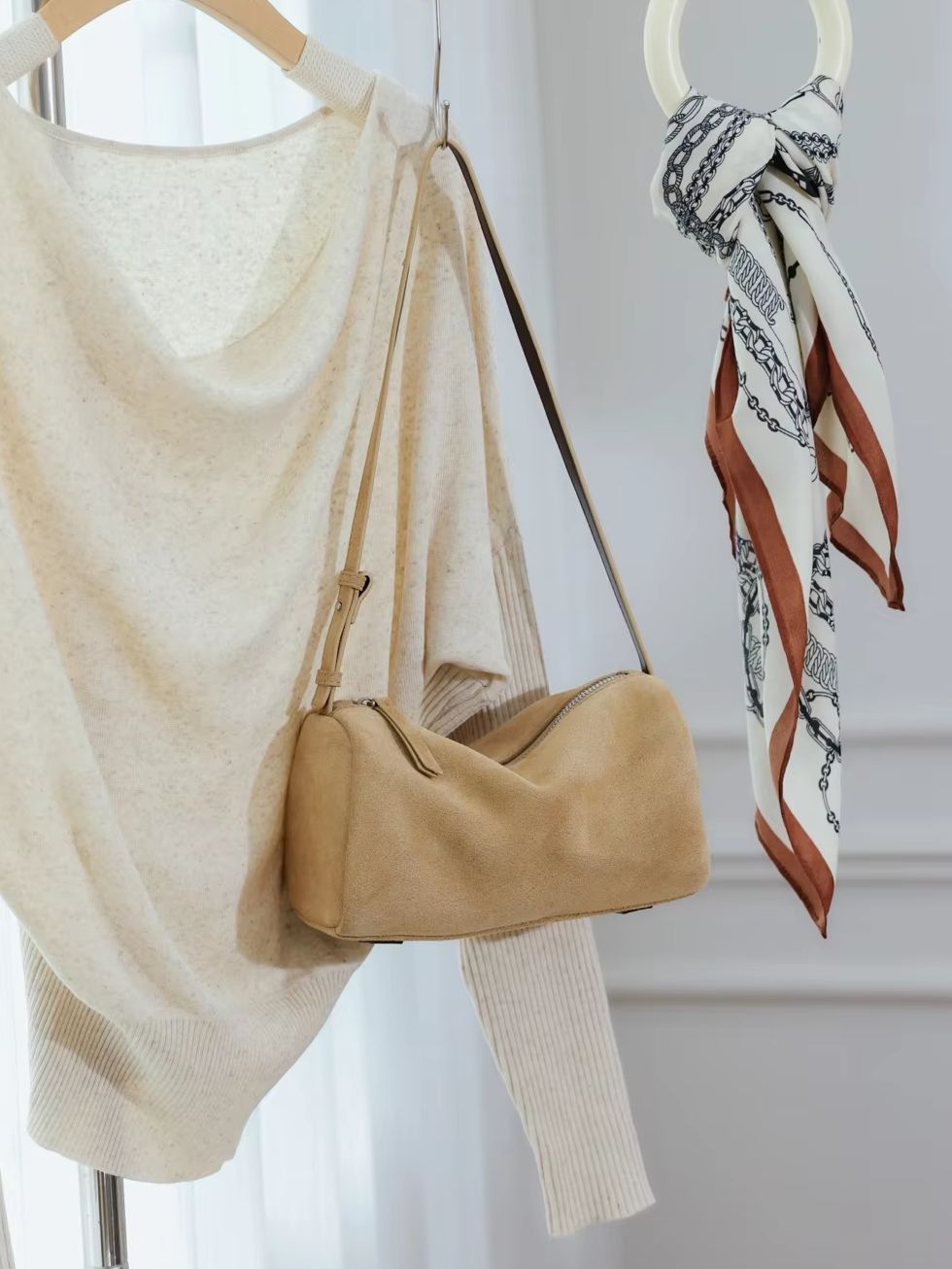 マットスエード牛革シリンダーショルダークロスボディバッグレト - Women Bags 2026 Trends のレビューと価格